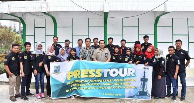 Wartawan media cetak, elektronik dan online di Kota Jambi yang mengikuti press tour ke Sumatera Selatan.