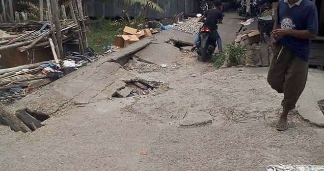 Jalan Berpondasi Beton di Tangga Raja Ulu Ambruk.