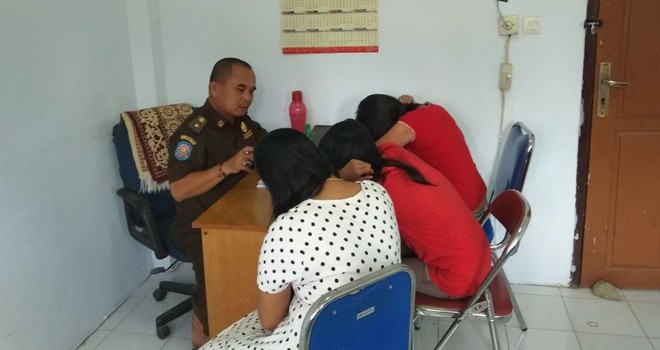 Tiga Wanita yang Diduga PSK dari Cafe di Tebo saat diamankan Satpol PP.