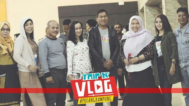 Bupati Masnah, foto bersama usai menyaksikan film trip and vlog ( pulang kampung )