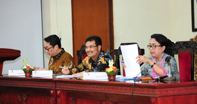 Pimpinan Komisi X DPR RI, Sutan Adil Hendra (SAH) memimpin acara dalam sebuah pertemaun belum lama ini.   