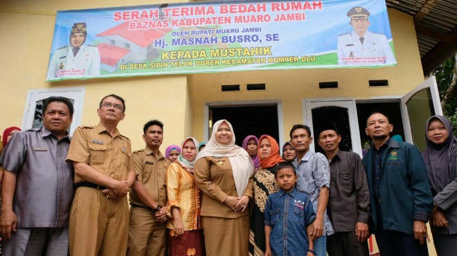 Bupati Masnah saat program bedah rumah
