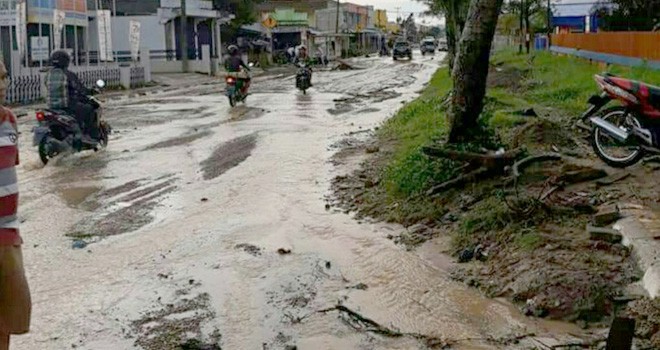 Rumah dan Kantor di Jalan Depati Parbo yang Dipenuhi Lumpur.