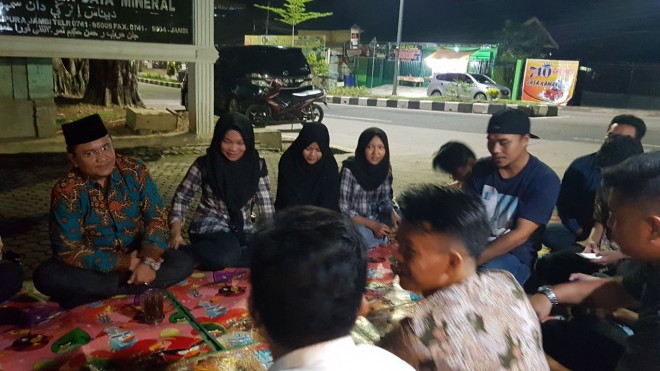 Calon wakil walikota jambi ini mau berbagi pengalaman, cerita dan berbincang sambil menikmati jajanan emperan pinggir jalan di sudut tanah pilih pusako betuah ini.