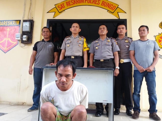 Pelaku ini menipu dan memeras korbannya melalui media sosial facebook.