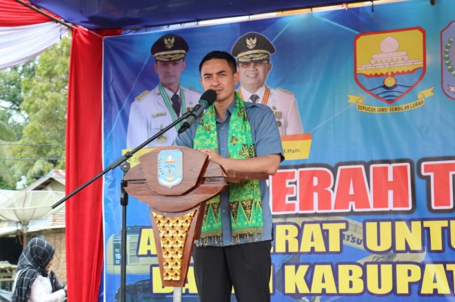 Gubernur Jambi Zumi Zola