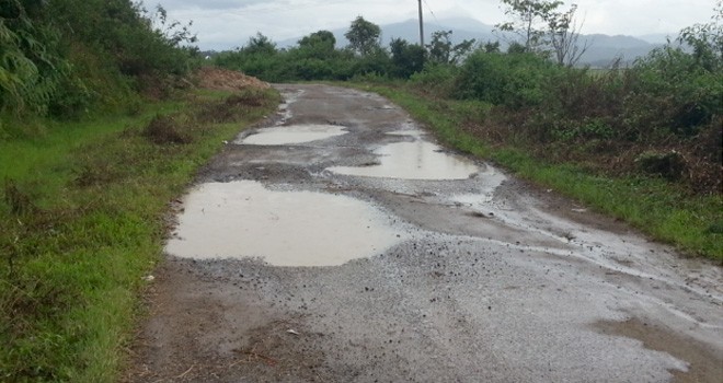 Jalan antara Koto Salak menuju koto petai yang rusak parah.
