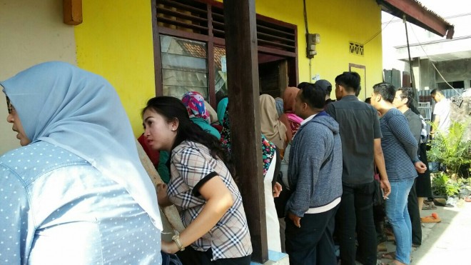 Puluhan massa geruduk rumah pendiri arisan online di RT 26, Kelurahan Paal Merah