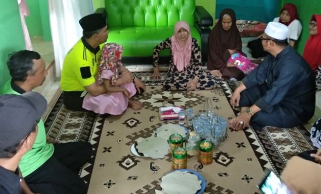 Fasha blusukan ke salah satu rumah warga di Kelurahan Kenali Asam Bawah