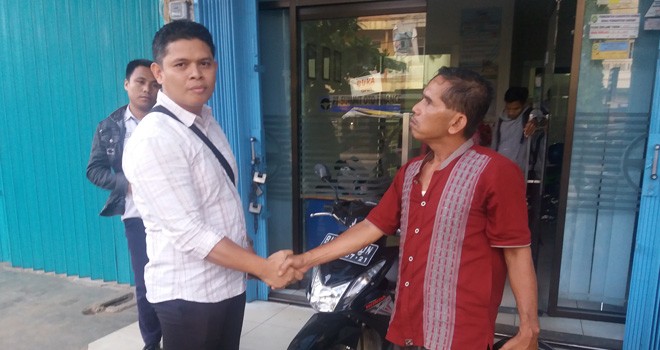 Oto finance saat meneyerahkan motor.