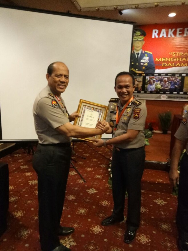 Kabid Humas Polda Jambi, AKBP Kuswahyudi Tresnadi, menerima penghargaan.