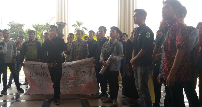 Aliansi Mahasiswa Peduli Lingkungan menggelar aksi di Kantor Gubernur Jambi. Massa meminta Pemerintah tegas terhadap pengusaha batubara yang sudah melanggar.