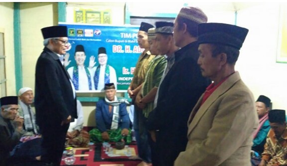 Ditandai Pemotongan Dua Ekor Kambing, Adi - Ami Diterima Jadi Warga 3 Desa Pulau Tengah.