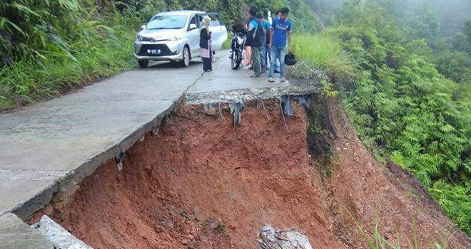 Jalan Menuju Batang Asai Longsor.