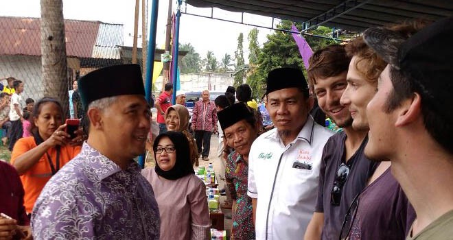 Sy Fasha berbicara menggunakan Bahasa Inggris dengan tiga bule asal Prancis yang tiba-tiba ikut nimbrung di acara pembukaan turnamen volley ball