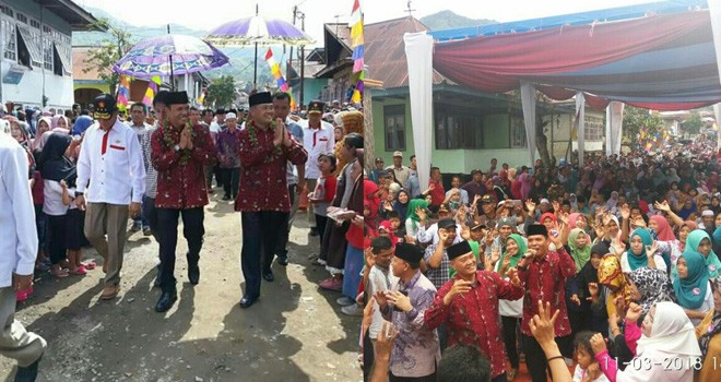 Zainal-Arsal Disambut Histeris Masyarakat Tanjung Pauh Mudik.