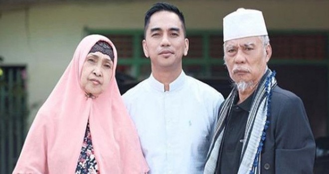Enda ungu bersama kedua orang tuanya. Foto : Instagram.