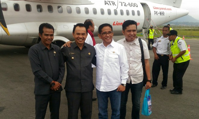 Ketua Komisi II DPRD Kerinci Yuldi Herman, saat bersama calon Bupati Adirozal.