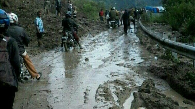 Longsor,  jalan sungai penuh tapan