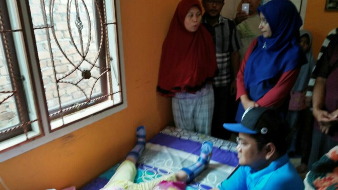 Syafa Aulia Ridani (6) warga Rt. 18,  saat dikunjungi dokter Maulana beserta Istri