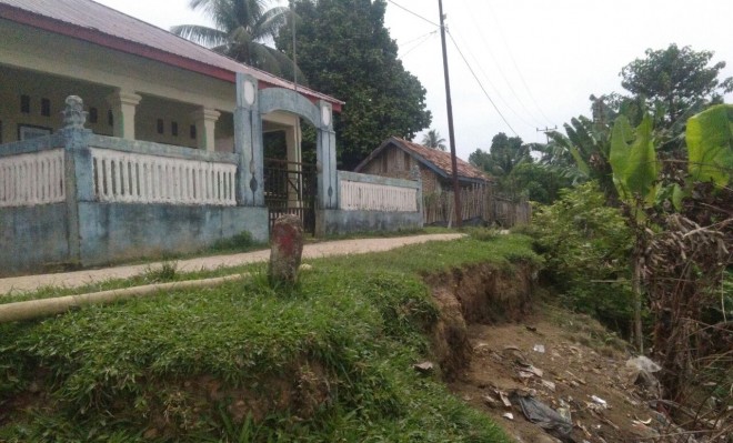 Tebing di sepanjang Sungai Batanghari di Desa Teluk Rendah Ulu, Kecamatan Tebo Ilir, Kabupaten Tebo, yang kian menipis.    