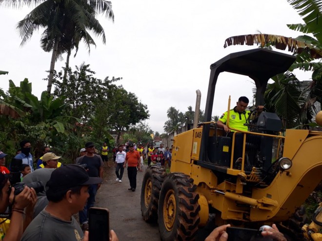 Fasha saat mengoperasikan alat berat di Kelurahan Talang Bakung