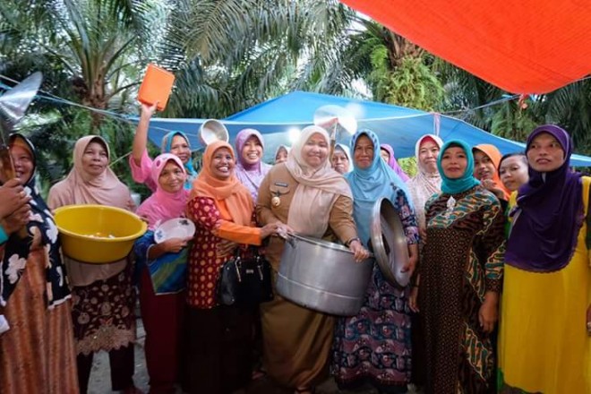 Bupati Masnah berbaur dengan masyarakat.