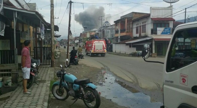 Terlihat mobil damkar yang datang ke lokasi kebakaran.