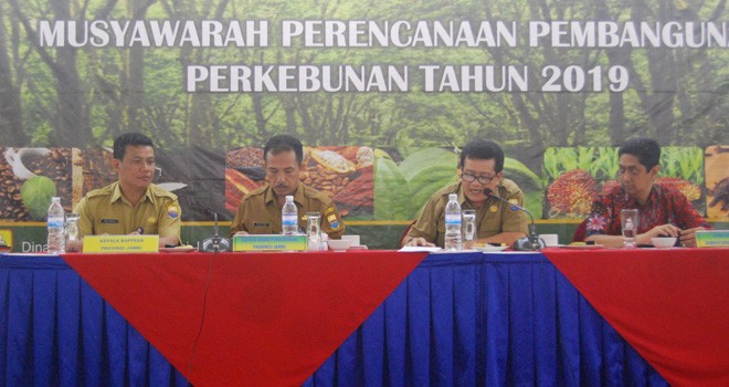Memberikan Materi- Kabid Ekonomi Bappeda Provinsi Jambi, Katamso SE ME. (dari kiri), Kepala Dinas Perkebunan Provinsi Jambi, Ir Agusrizal, MM, moderator Ir Kgs Taupik, Dr Prayudi Saman Huri, Kepala Biro Perencanaan Sekjen Kemertan, saat memberikan materi tentang program dan kegiatan pembangunan perkebunan tahun 2019.