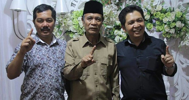 Monadi-Edison saat Foto bersama H. Zubir Dahlan.