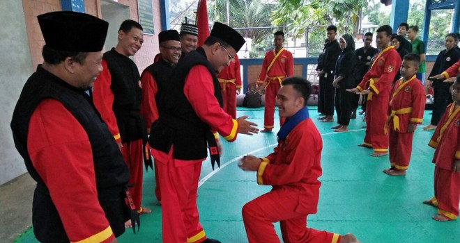 Cawawako Dr. Maulana Lantik Calon Pendekar Tapak Suci.