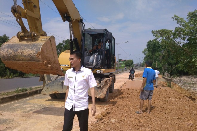 Kabid bina marga Abdul Shomad ST saat meninjau pengerjaan jalan PramukaÂ  