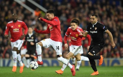 Alexis Sanchez dan Lingard tak bisa berbuat banyak saat menjamu Sevilla. Man United kalah dan tersingkir dari ajang Liga Champions (AFP)