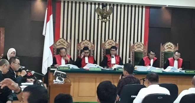 Gubernur Jambi Zumi Zola menjadi saksi tunggal