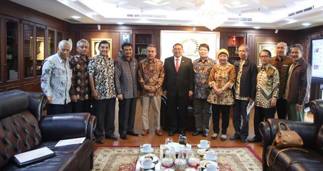 Pimpinan Komisi X DPR RI, Sutan Adil Hendra usai menggelar pertemuan dengan Forum Profesor Riset Indonesia, LIPI dan Antan, Kamis (13/3) kemarin.   