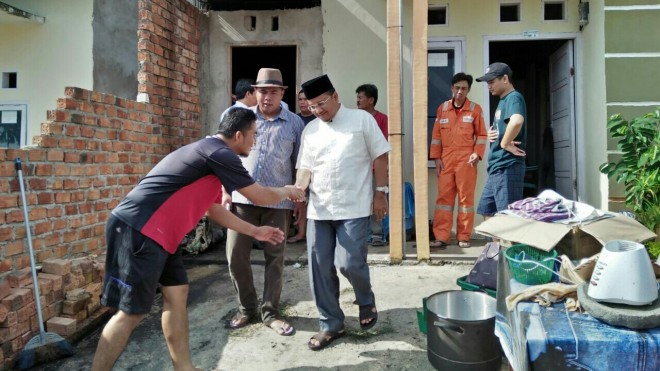 Doktor Maulana saat Kunjungi rumah korban kebakaran
