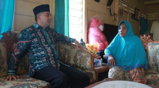 Sy Fasha saat berkunjung ke rumah warga di Kelurahan Buluran Kenali. 