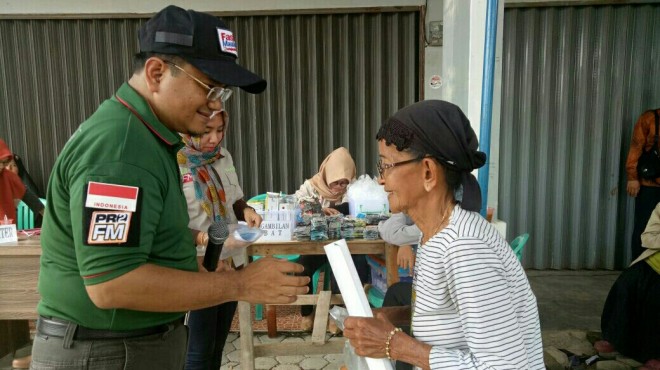 pengobatan gratis dokter Maulana di Kelurahan Kasang, Minggu pagi (18/3) 