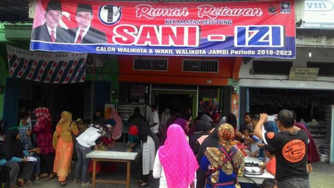 Relawan Sani-Izi Gelar Pelatihan Buat Kue Donat bagi Ibu-ibu dan Pemudi.