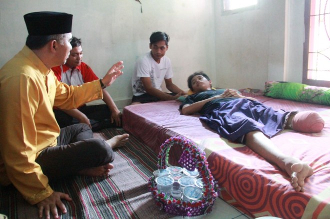 Meski Sedang Puasa Sunnah, Fasha Tetap Sempatkan Jenguk Warganya yang Sakit.