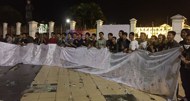 Ratusan Mahasiswa Cinta Jambi Desak Zumi Zola Mengundurkan Diri.