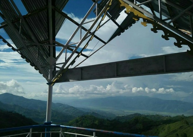 Terlihat banyak atap yang hilang terbawa angin.