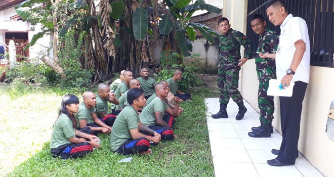 Belasan Anak Punk di Kota Jambi Dilatih Militer.
