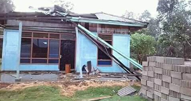 Salah satu rumah di Tebo di hantam angin Puting Beliung.