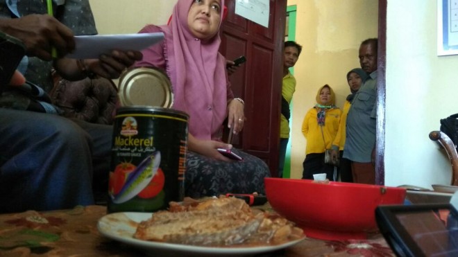 Penemuan sarden mengandung cacing di salah satu mini market di muara bulian