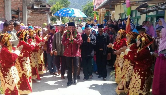 Disambut Hangat, Zainal Abidin Diarak Masyarakat Keliling Kampung di Pulau Tengah.