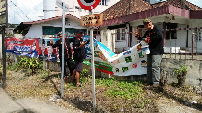 Warga Pujakesuma Sisir dan Perbaiki Spanduk Fasha-Maulana yang Rusak