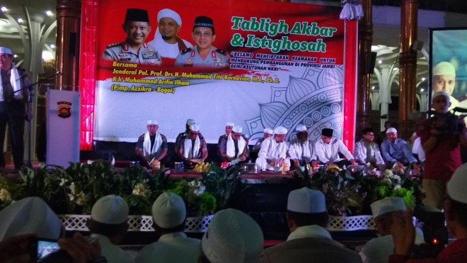 Tablig Akbar, Kapolri dan Ustad Arifin Ilham Tiba di Masjid Agung Alfalah.