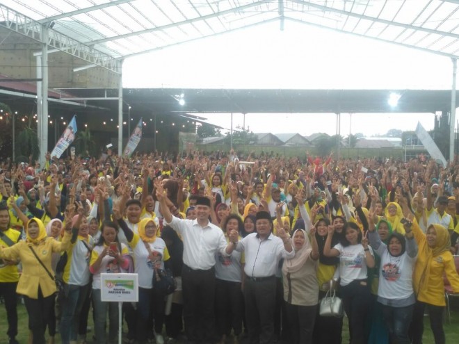 Ribuan warga memadati Ev Garden, Pall Merah, Kota Jambi, dalam rangka pengukuhan tim relawan pemenangan Fasha-Maulana Kecamatan Jambi Selatan