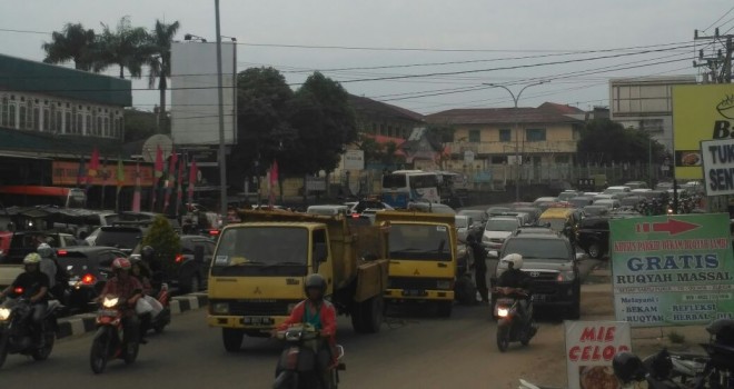 Truk Mogok di Tengah Jalan, Lalulintas di Kawasan Jamtos Macet Parah.